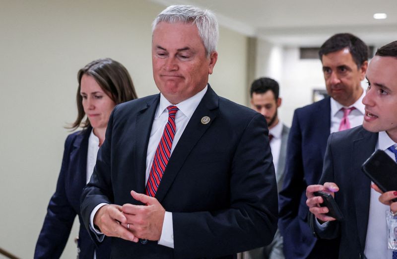 © Reuters. FILE PHOTO: U.S. Representative James Comer (R-KY) is flanked by reporters after a closed door House Intelligence Committee hearing to investigate the origins of the FBI's Trump-Russia investigation, on Capitol Hill in Washington, U.S., June 20, 2023. REUTERS/Evelyn Hockstein/File Photo