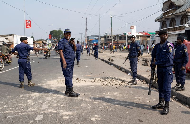 &copy; Reuters. Agentes da polícia congolesa garantem segurança de estrada desobstruída de barricadas erguidas durante manifestação em Goma, na República Democrática do Congo 
4/9/2023 REUTERS/Arlette Bashizi