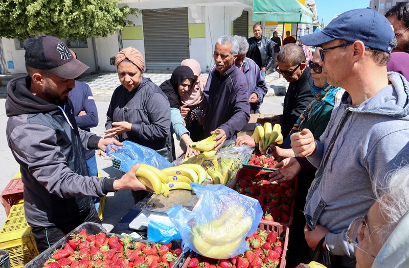 &copy; Reuters. FILE PHOTO: People buy bananas at a popular market in Ben Arous, during the Muslim holy month of Ramadan, Tunisia March 29, 2023. REUTERS/Jihed Abidellaoui/File Photo