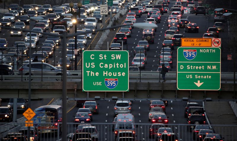 © Reuters. FILE PHOTO: Rush-hour traffic passes through Washington, U.S., December 20, 2016.  REUTERS/Joshua Roberts/File Photo