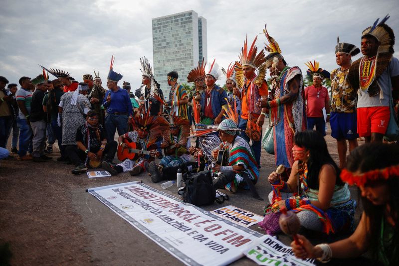 &copy; Reuters. FILE PHOTO: Brazilian indigenous peoples gather as the Supreme Court on weighing the constitutionality of laws to limit the ability of Indigenous peoples to win protected status for ancestral lands, in Brasilia, Brazil August 30, 2023. REUTERS/Adriano M