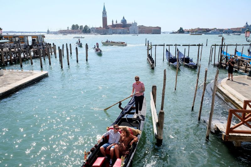 &copy; Reuters. Turistas em uma gôndola em Veneza
05/09/2021
REUTERS/Manuel Silvestri