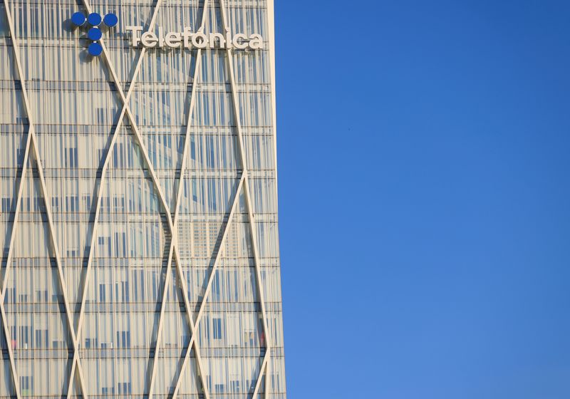 &copy; Reuters. FOTO DE ARCHIVO-El logotipo de la compañía española de telecomunicaciones Telefónica, en su sede en Barcelona, España. 12 de mayo de 2022. REUTERS/Nacho Doce