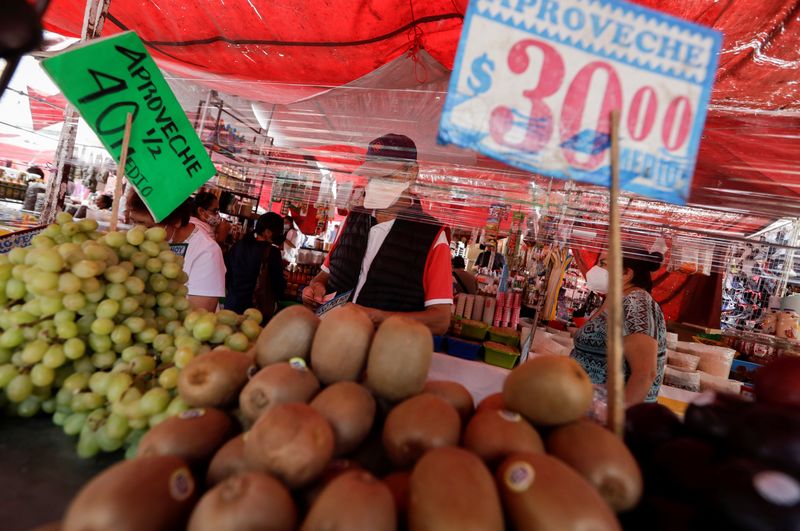 &copy; Reuters. Customers look at fruits at a makeshift stall in a market in Mexico City, Mexico April 8, 2022. REUTERS/Luis Cortes