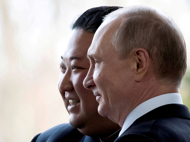 &copy; Reuters. رئيس كوريا الشمالية كيم جونج أون  ونظيره الروسي فلاديمير بوتين في صورة من أرشيف رويترز.