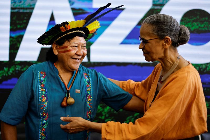 © Reuters. Brazil's Environment Minister Marina Silva meets Davi Kopenawa, chief of the Yanomami, after a ceremony to commemorate Amazon Day, at the Planalto Palace in Brasilia, Brazil, September 5, 2023. REUTERS/Ueslei Marcelino