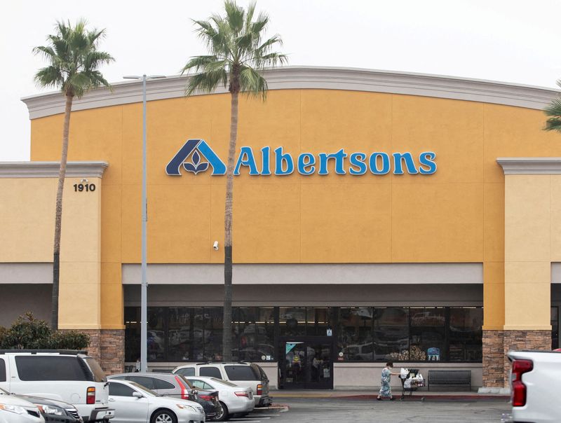 &copy; Reuters. FILE PHOTO: A customer leaves an Albertsons grocery store in Riverside, California, U.S., October 14, 2022.  REUTERS/Aude Guerrucci/File Photo/File Photo