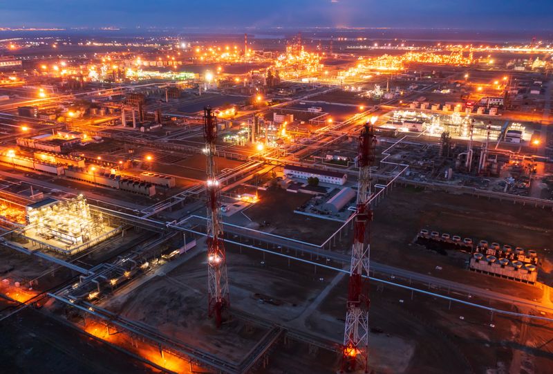 &copy; Reuters.  ９月６日、アジア時間の原油先物価格は小幅に続伸している。ロシア・ボルゴグラードの製油施設で２０２２年４月撮影（２０２３年　ロイター）