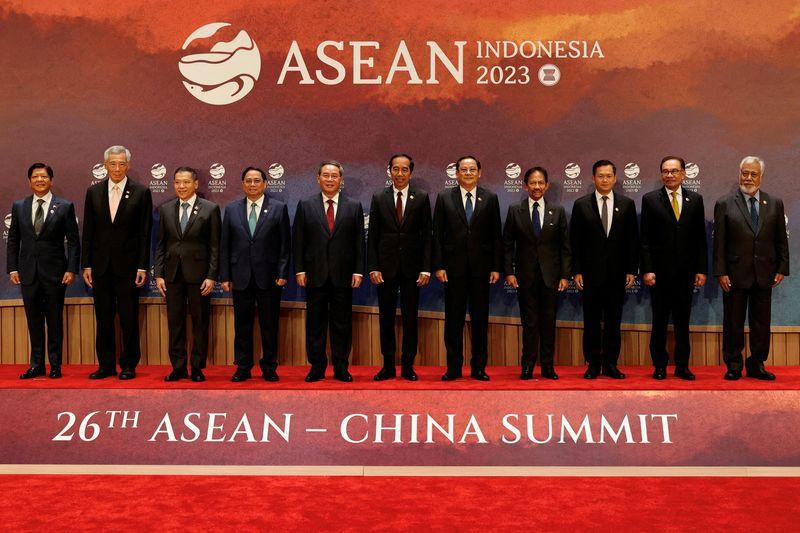 &copy; Reuters. Philippines President Ferdinand "Bongbong" Marcos Jr., Singapore's Prime Minister Lee Hsien Loong, Thailand's Permanent Secretary of the Ministry of Foreign Affairs Sarun Charoensuwan, Vietnam's Prime Minister Pham Minh Chinh, Chinese Premier Li Qiang, In