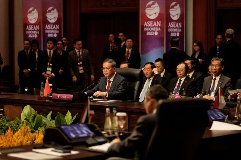© Reuters. China's Premier Li Qiang (L) attends the 26th ASEAN-China Summit during the 43rd ASEAN Summit in Jakarta, Indonesia, on September 6, 2023. Yasuyoshi Chiba/Pool via REUTERS