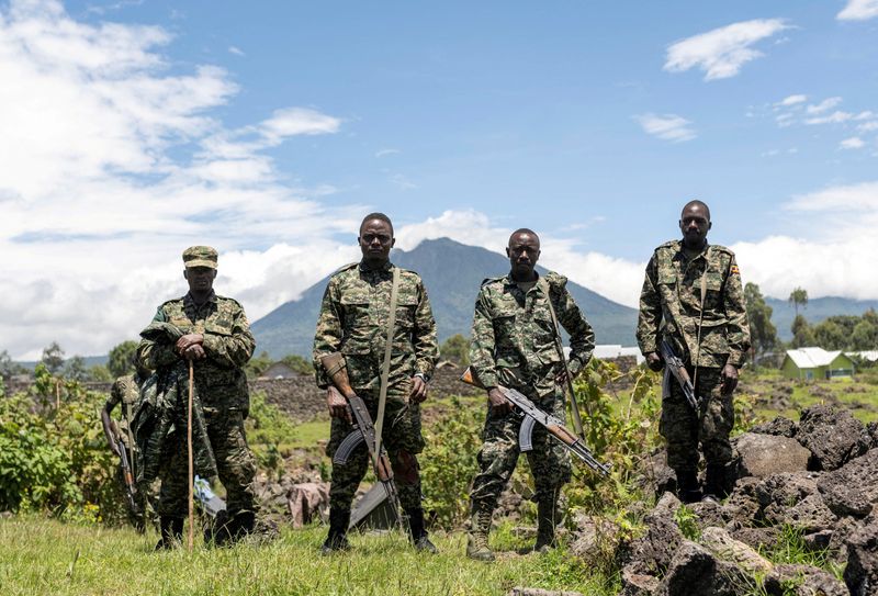 &copy; Reuters. جنود بالجيش الأوغندي يشكلون جزءا من القوات التابعة لمجموعة شرق أفريقيا يقفون داخل موقع سلمه متمردون بالكونجو للمجموعة داخل إقليم شمال كيفو