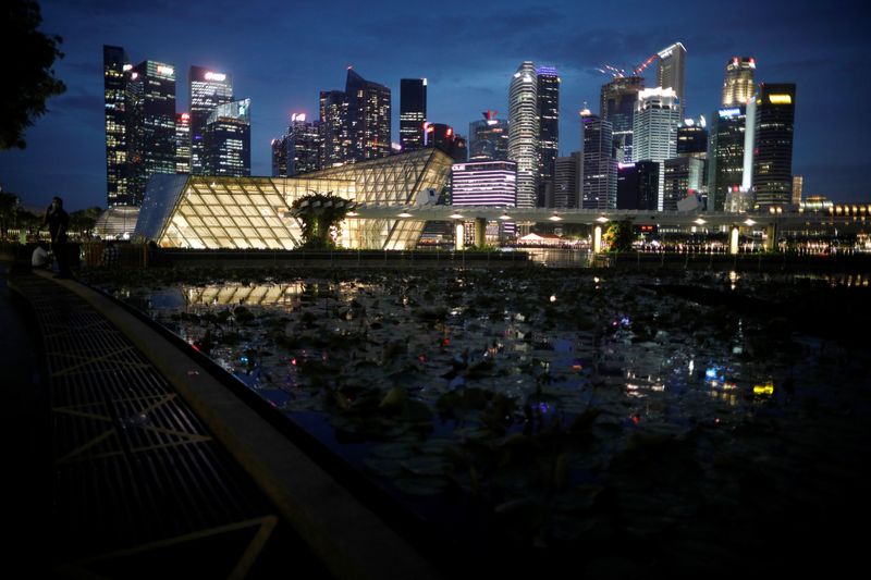 &copy; Reuters. シンガポール金融管理局（ＭＡＳ、中央銀行）が６日公表した調査結果によると、エコノミストは同国の２０２３年の経済成長率とインフレ率の予測を引き下げた。写真はシンガポールの夜