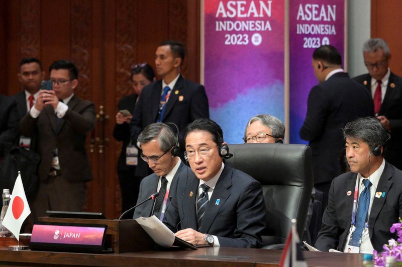 &copy; Reuters. رئيس الوزراء الياباني فوميو كيشيدا يلقي كلمة أمام منتدى رابطة دول جنوب شرق آسيا (آسيان) ومنطقة الهند والمحيط الهادي في جاكرتا بإندونيسيا يو