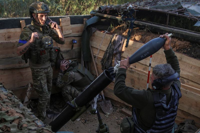 © Reuters. جنود من الجيش الأوكراني يطلقون قذيفة هاون من موقعهم بالقرب من منطقة زابوريجيا صوب القوات الروسية في الرابع من سبتمبر أيلول 2023 . تصوير : ألكسندر راتشونياك - رويترز . 