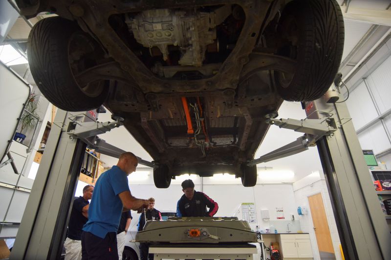 &copy; Reuters. Rex Nielsen (right) and Mark Syvret, electric vehicle repair course attendees at automotive training provider Pro-Moto, run diagnostics on a Renault Zoe battery that has been removed, in Ash Vale, Britain, July 19, 2023. REUTERS/Nick Carey