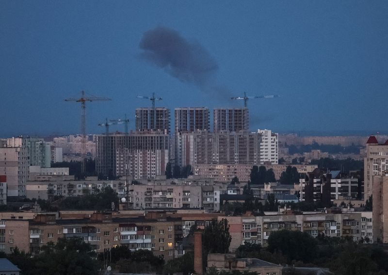 &copy; Reuters. De la fumée s'élève dans le ciel de la ville après un tir de missile russe à Kiyv, la capitale ukrainienne. /Photo prise le 6 septembre 2023/REUTERS/Gleb Garanich