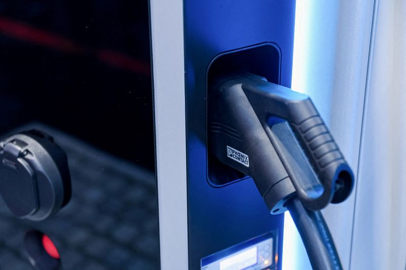 &copy; Reuters. FILE PHOTO: A Siemens electric vehicle charging station is displayed during an event a day ahead of the official opening of the 2023 Munich Auto Show IAA Mobility, in Munich, Germany, September 4, 2023. REUTERS/Leonhard Simon/File Photo