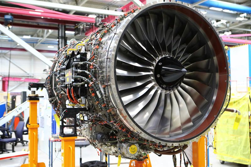 &copy; Reuters. FOTO DE ARCHIVO: Un motor a reacción BR700-725 en la línea de montaje de la planta de Rolls-Royce Alemania, en Dahlewitz, cerca de Berlín, Alemania. 28 de febrero de 2023. REUTERS/Nadja Wohlleben