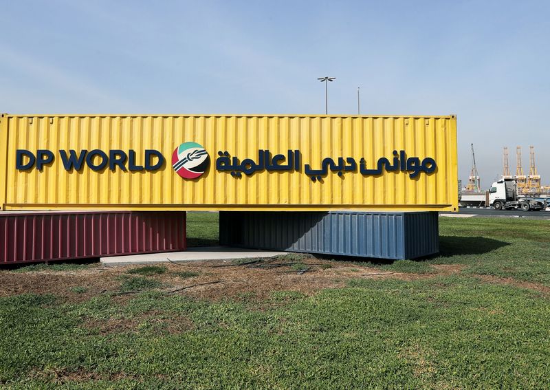 &copy; Reuters. شعار مجموعة موانئ دبي العالمية (دي.بي ورلد) يظهر على مقرها في ميناء جبل علي بإمارة دبي بالإمارات في صورة من أرشيف رويترز . 