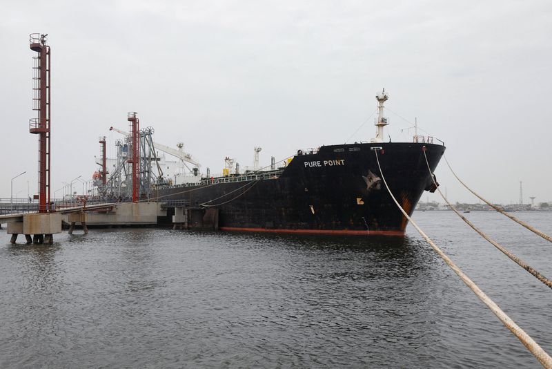 &copy; Reuters. FOTO DE ARCHIVO: El carguero petrolero ruso Pure Point, que transporta crudo, anclado en el puerto de Karachi, Pakistán el 13 de junio de 2023. REUTERS/Akhtar Soomro