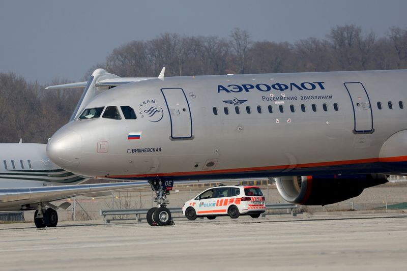 &copy; Reuters. FILE PHOTO: A police vehicle drives behind an Airbus A321-211 aircraft of Russian airline Aeroflot with registration VP-BOE on a long term parking at Cointrin airport in Geneva, Switzerland, March 9, 2022. REUTERS/Denis Balibouse/File Photo