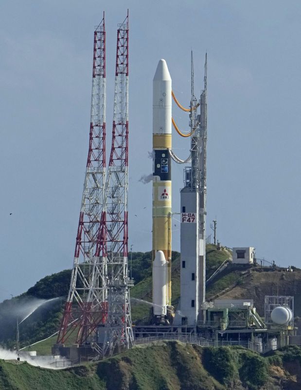 &copy; Reuters. الصاروخ إتش-آي.آي.إيه على منصة الإطلاق داخل مركز تانيجاشيما الفضائي التابع لوكالة استكشاف الفضاء اليابانية في جنوب البلاد استعدادا لحمل ال