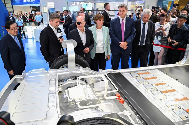 &copy; Reuters. FILE PHOTO: German Chancellor Olaf Scholz, President of the German Association of the Automotive Industry Hildegard Mueller and Bavarian premier Markus Soeder look at display at Catl booth at the 2023 Munich Auto Show IAA Mobility, in Munich, Germany, Sep