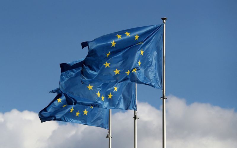 &copy; Reuters. Photo d'archives des drapeaux de l'Union européenne devant le siège de la Commission européenne à Bruxelles, en Belgique. /Photo prise le 19 septembre 2019/REUTERS/Yves Herman