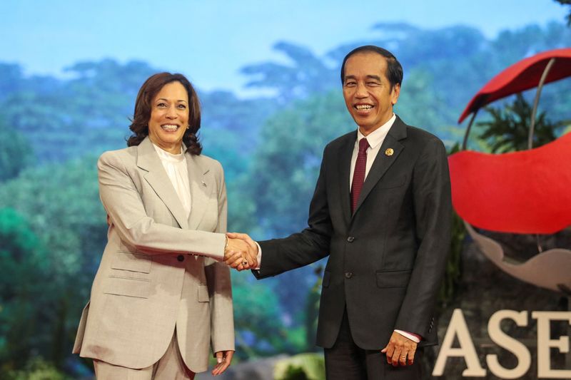 &copy; Reuters. كاملا هاريس نائبة الرئيس الأمريكي تصافح الرئيس الإندونيسي جوكو ويدودو لدى وصولها  يوم الأربعاء إلى مقر اجتماعات خلال قمة رابطة دول جنوب شرق