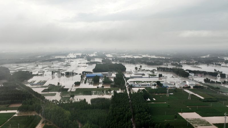 © Reuters. FILE PHOTO: An aerial view shows flooded farmlands and houses near Tazhao village, following heavy rainfall in Zhuozhou, Hebei province, China August 1, 2023. cnsphoto via REUTERS/File Photo