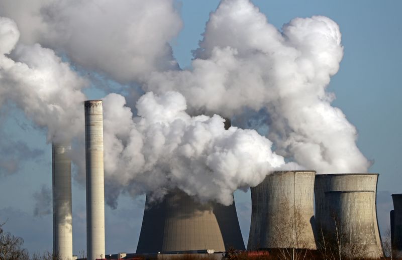 &copy; Reuters. FILE PHOTO: Steam rises from the Niederaussem lignite power plant, in Niederaussem, Germany, January 16, 2020. REUTERS/Wolfgang Rattay/File Photo