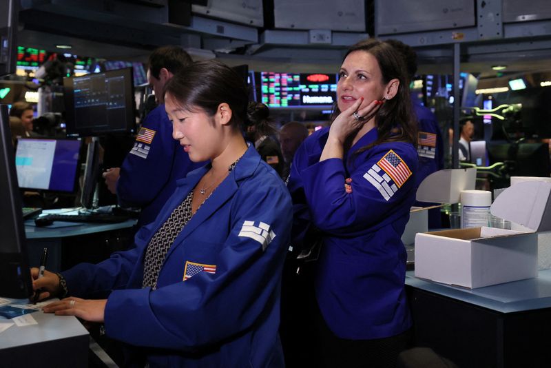 &copy; Reuters. FILE PHOTO: Traders work on the floor of the New York Stock Exchange (NYSE) in New York City, U.S., July 20, 2023.  REUTERS/Brendan McDermid/File Photo