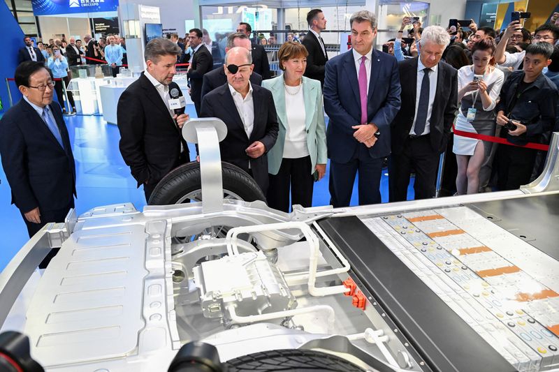 &copy; Reuters. FOTO DE ARCHIVO: El canciller alemán, Olaf Scholz, la presidenta de la Asociación Alemana de la Industria del Automóvil, Hildegard Mueller, y el primer ministro bávaro, Markus Soeder, observan el stand de Catl en el Salón del Automóvil de Múnich 20