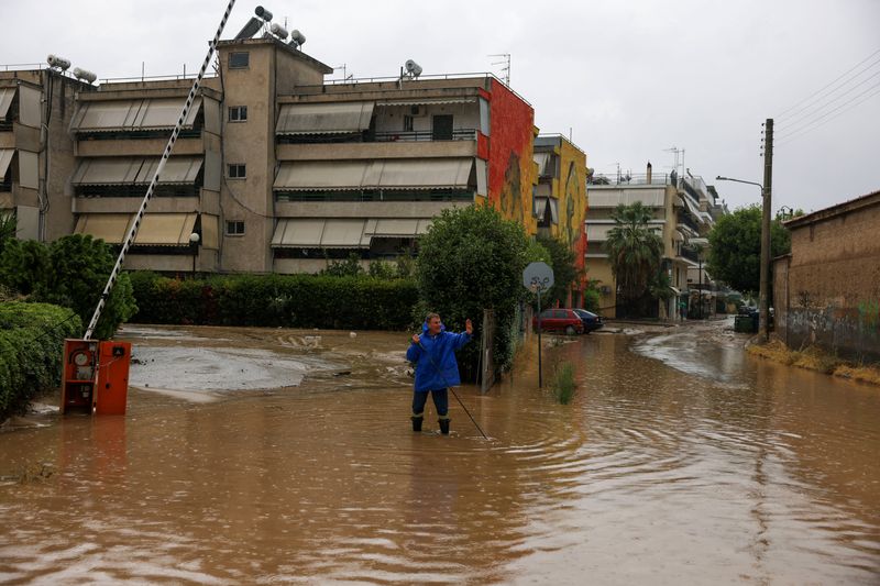 &copy; Reuters. شخص يلوح بيديه في منطقة غمرتها مياه الأمطار جراء العاصفة دانيال في مدينة فولوس الساحلية باليونان يوم الأربعاء. تصوير: الكسندروس افراميديس - 