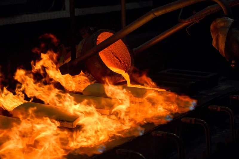 &copy; Reuters. FOTO DE ARCHIVO: Un empleado funde lingotes de oro puro al 99,99% durante la producción en la planta de metales preciosos Krastsvetmet en la ciudad siberiana de Krasnoyarsk, Rusia. 31 de enero, 2023. REUTERS/Alexander Manzyuk/Archivo