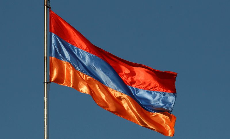 &copy; Reuters. FOTO DE ARCHIVO. La bandera nacional armenia en Ereván, Armenia. 23 de junio de 2016. REUTERS/David Mdzinarishvili