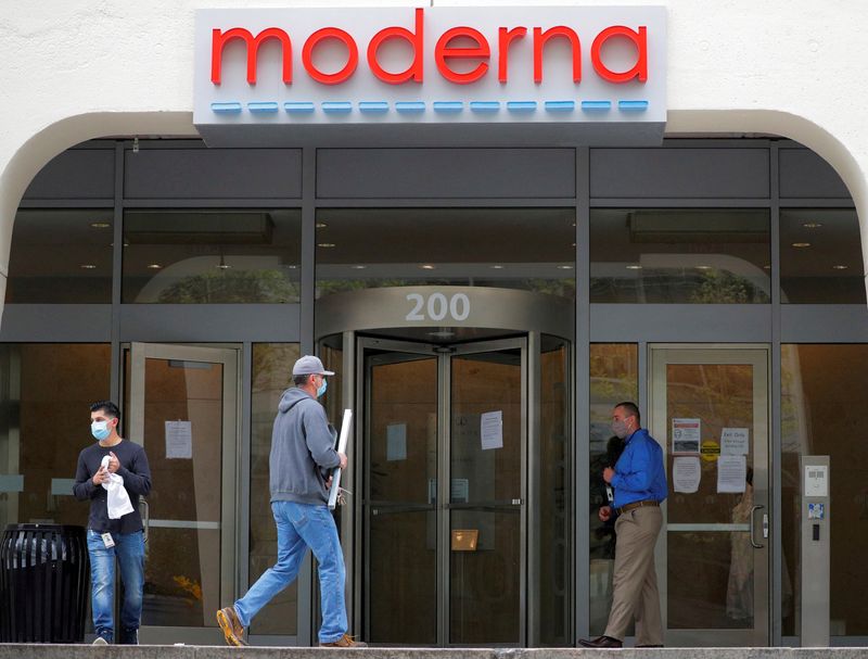 &copy; Reuters. FILE PHOTO: A sign marks the headquarters of Moderna Therapeutics, which is developing a vaccine against the coronavirus disease (COVID-19), in Cambridge, Massachusetts, U.S., May 18, 2020.   REUTERS/Brian Snyder/File Photo