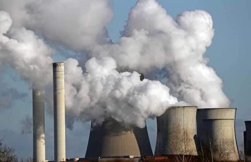 &copy; Reuters. بخار متصاعد من محطة توليد الكهرباء من الفحم الحجري في ألمانيا. صورة من أرشيف رويترز.