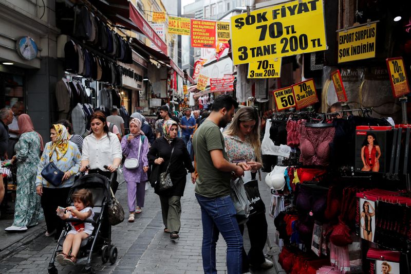 &copy; Reuters. FILE PHOTO: People stroll in a middle-class shopping area in Istanbul, Turkey July 5, 2023. REUTERS/Dilara Senkaya/File Photo