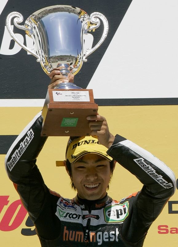 &copy; Reuters. الياباني تاكومي تاكاهاشي سائق فريق إل.سي.آر هوندا يرفع كأس سباق جائزة ألمانيا الكبرى ضمن منافسات بطولة العالم للدراجات النارية في صوةر من أ