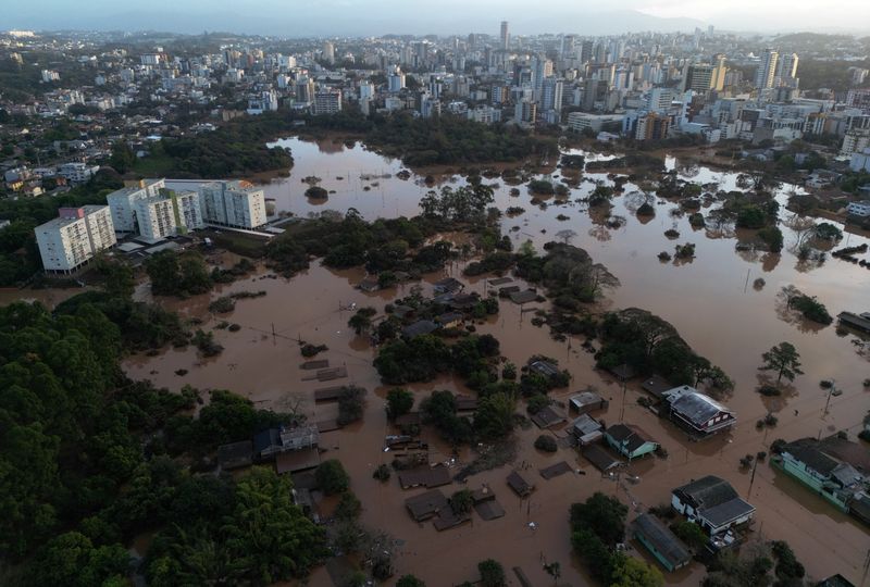 © Reuters. Houses are seen in a flooded area after an extratropical cyclone hit southern cities, in Lajeado, Rio Grande do Sul state, Brazil September 6, 2023. REUTERS/Diego Vara