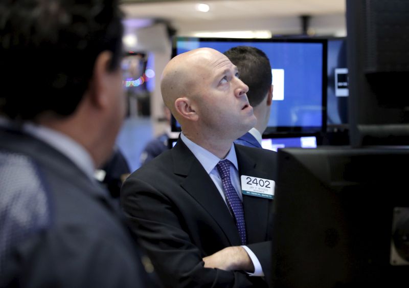 &copy; Reuters. Des traders à la Bourse de Wall Street à New York. /Photo prise le 7 janvier 2016/REUTERS/Brendan McDermid