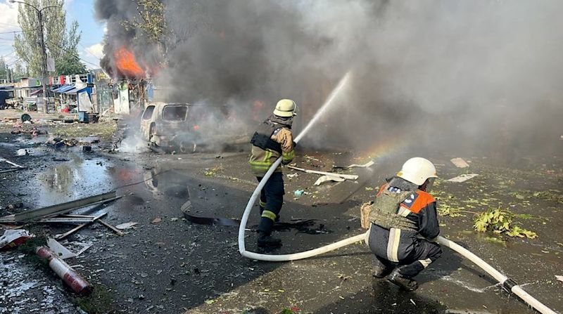 &copy; Reuters. رجال في خدمات الطوارئ يعملون في أعقاب هجوم على مدينة كوستيانتينيفكا في شرق أوكرانيا يوم الأربعاء في صورة ثابتة من مقطع فيديو تم الحصول عليه 