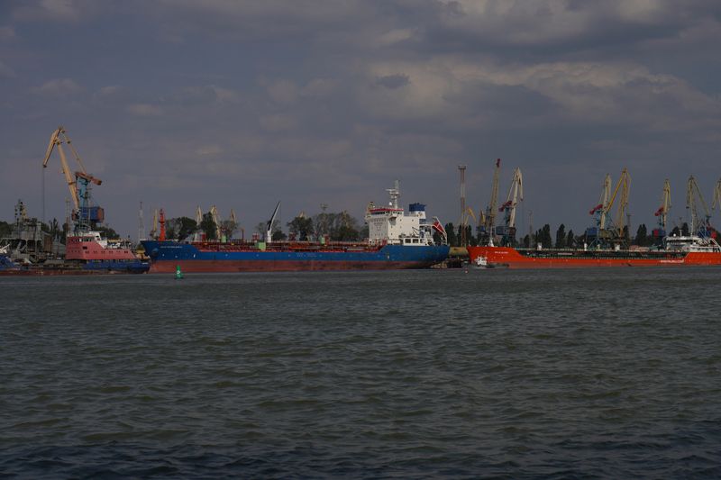 © Reuters. FILE PHOTO: The port of Izmail is seen from Plauru, Romania, September 5, 2023. REUTERS/Andreea Campeanu/File Photo