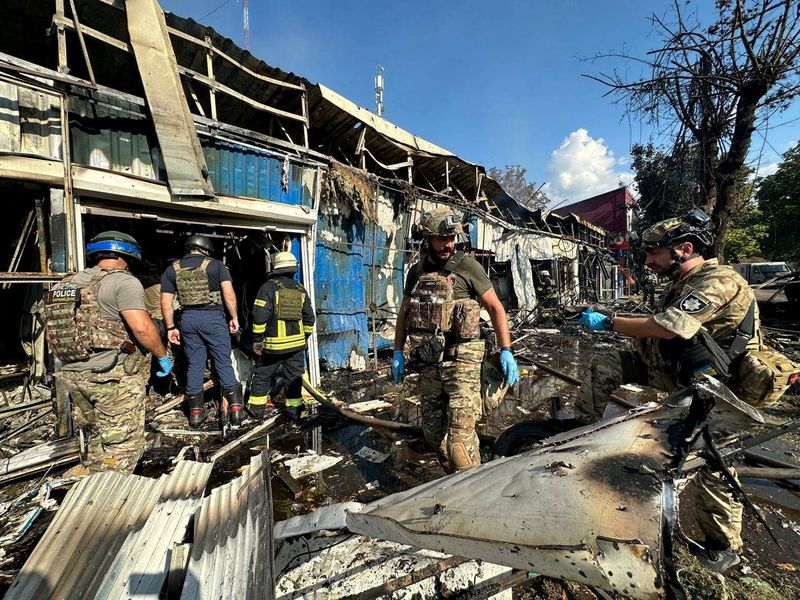 &copy; Reuters. Police officers and rescuers inspect the site of a Russian military strike, amid Russia's attack on Ukraine, in Kostiantynivka, Donetsk region, Ukraine September 6, 2023. Press service of the Interior Ministry of Ukraine/Handout via REUTERS 