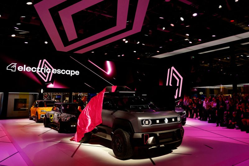 &copy; Reuters. FILE PHOTO: Renault 4 electric is presented at 2022 Paris Auto Show, France October 17, 2022. REUTERS/Stephane Mahe/File Photo