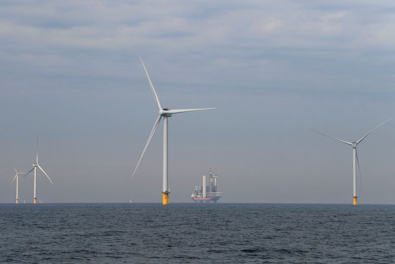 &copy; Reuters. Wind turbines from Vattenfall are seen at the North Sea in Scheveningen, Netherlands August 25, 2022. REUTERS/Piroschka van de Wouw/File photo
