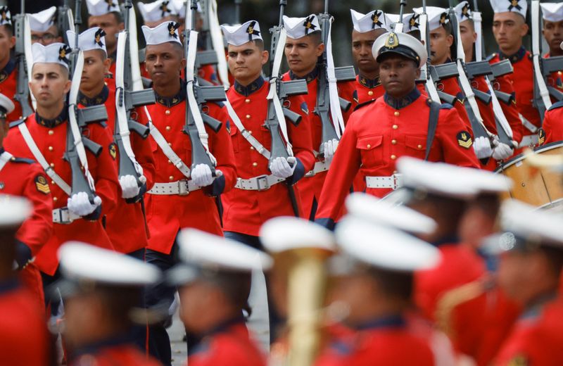 &copy; Reuters. Desfile militar é realizado para comemorar o bicentenário da independência do Brasil, visto através do vidro de um veículo, em Brasília
07/09/2022
REUTERS/Adriano Machado