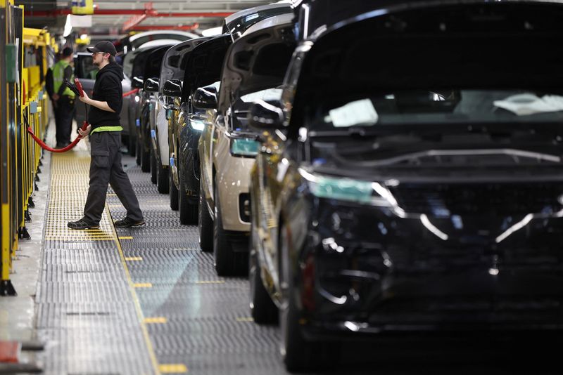 &copy; Reuters. A member of staff works on the production line at Jaguar Land Rover’s factory in Solihull, Britain, December 15, 2022. REUTERS/Phil Noble/File photo