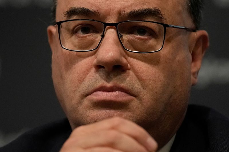 &copy; Reuters. FOTO DE ARCHIVO. El gobernador del Banco de Inglaterra, Andrew Bailey, habla mientras asiste a una rueda de prensa para el Informe de Política Monetaria de agosto de 2023, en el Banco de Inglaterra en Londres, Reino Unido. 3 de agosto de 2023. Alastair G